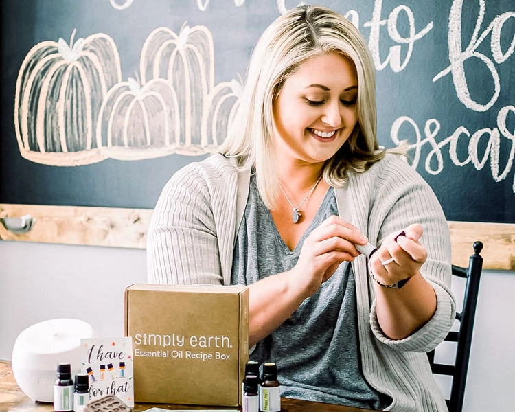 A Simply Earth Brand Ambassador opening a recipe kit